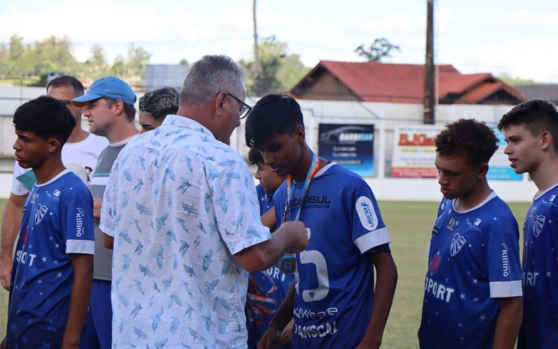 Entrega das medalhas ao campeÃ£o