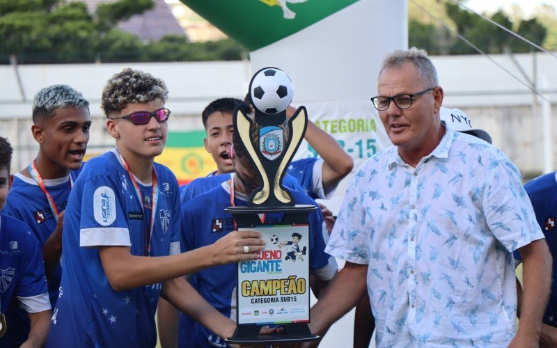 Cruzeiro recebe o trofÃ©u de campeÃ£o da Sub-15