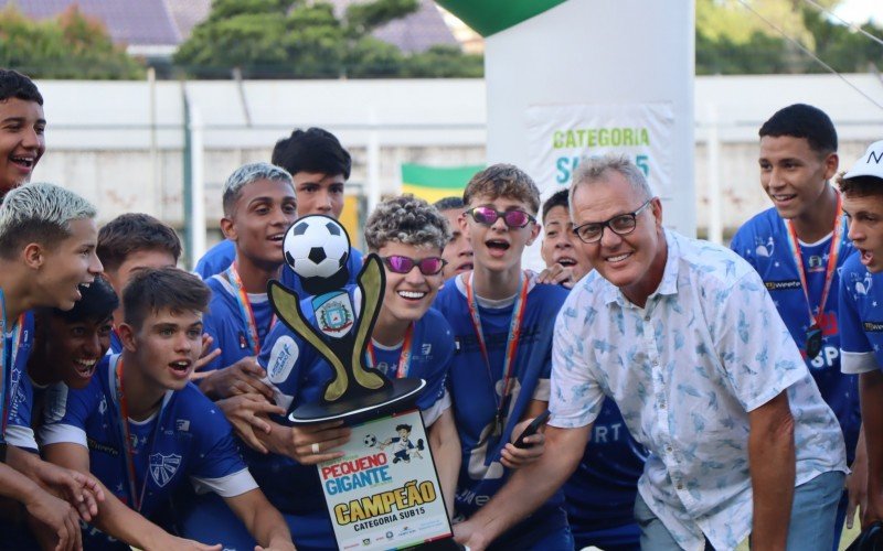 Cruzeiro recebe o trofÃ©u de campeÃ£o da Sub-15