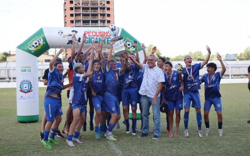 Cruzeiro recebe o trofÃ©u de campeÃ£o da Sub-15