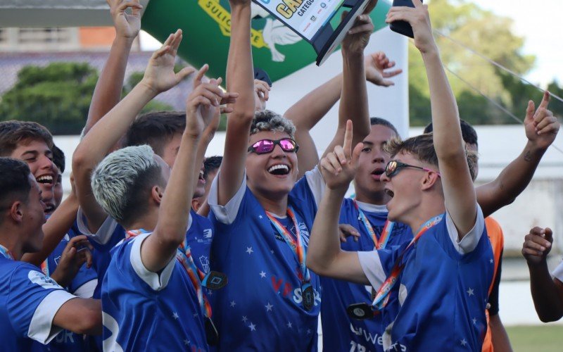 Cruzeiro recebe o troféu de campeão da Sub-15 | abc+