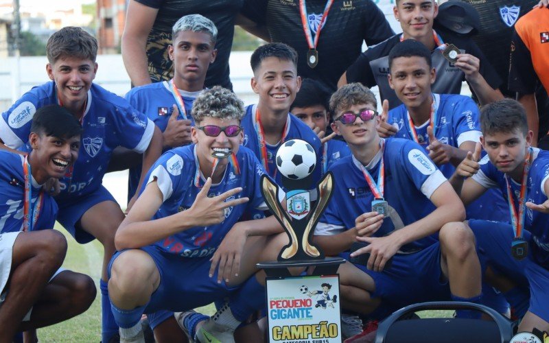 Cruzeiro recebe o trofÃ©u de campeÃ£o da Sub-15