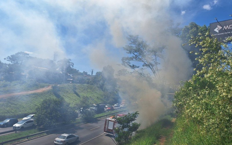FumaÃ§a de incÃªndio em vegetaÃ§Ã£o compromete visibilidade na BR-116 em Novo Hamburgo