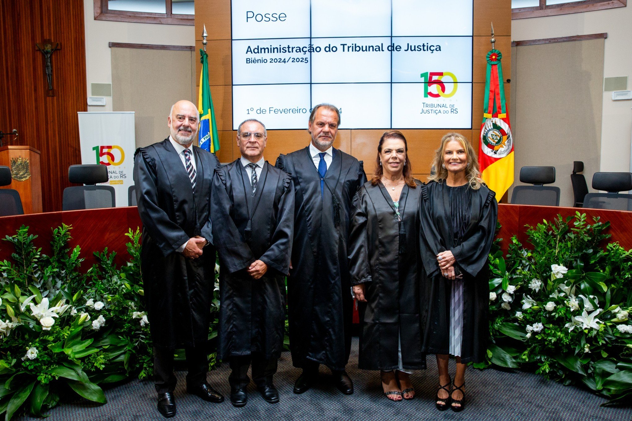 Presidente Alberto (C), os Vices Ícaro ( ao lado dele), Sérgio (E) e Lusmary (ao lado do Presidente) e a Corregedora Fabiane (D), logo após a posse ocorrida no Plenário do TJRS | abc+