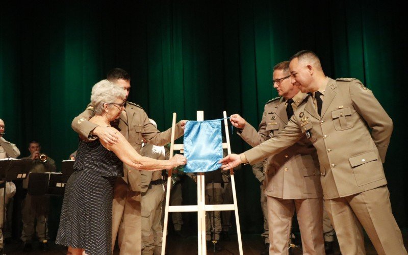 Coronel Peiter recebe foto de sua passagem como comandante