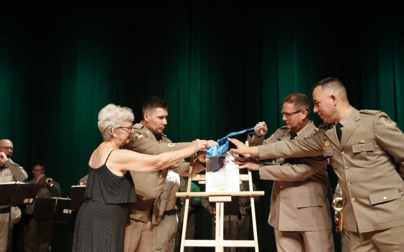 Coronel Peiter recebe foto de sua passagem como comandante