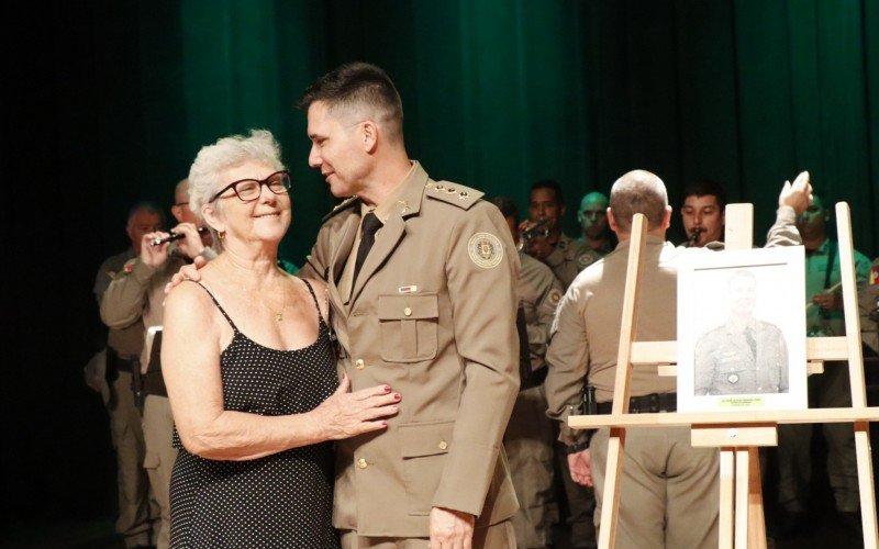 Coronel Peiter recebe foto de sua passagem como comandante