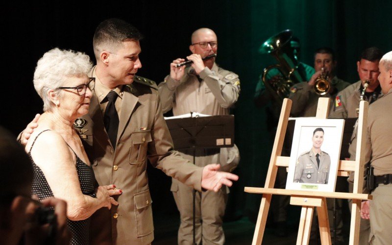 Coronel Peiter recebe foto de sua passagem como comandante