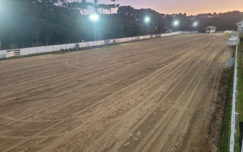 Cancha sendo preparada para o evento  de 2024