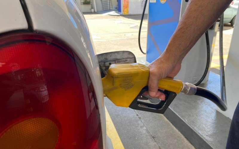 Gasolina tem novo preço com reajuste da Petrobras