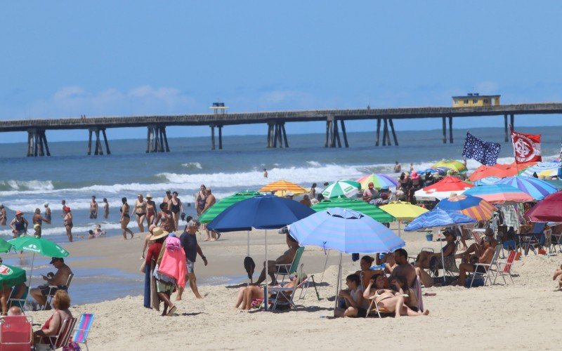 Mar claro atrai turistas para a beira da praia