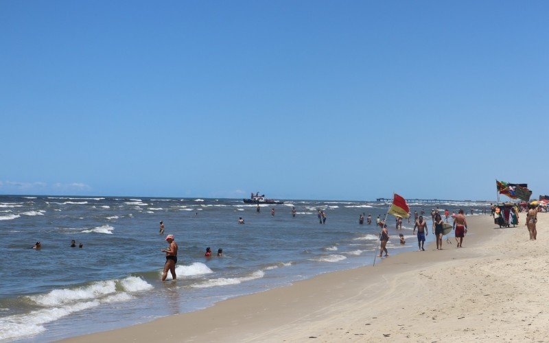 Mar claro atrai turistas para a beira da praia