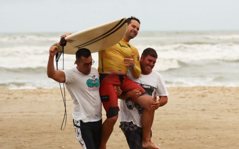 Rodrigo foi carregado pelos amigos após conquistar o ATS Surf | abc+