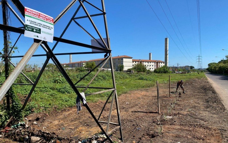 Placas de proibido colar lixo foram instaladas e comunidade soma esforços, plantando mudas em pontos de descarte para inibir ações