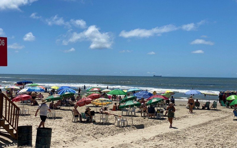 Mar com Ã¡gua limpa atrai veristas para a beira da praia nesta quinta-feira 
