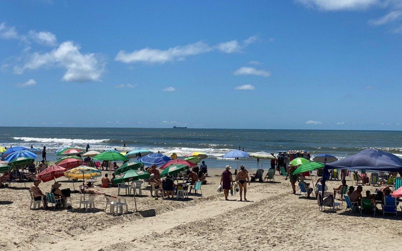 Veranistas aproveitam dia com Ã¡gua do mar limpa 