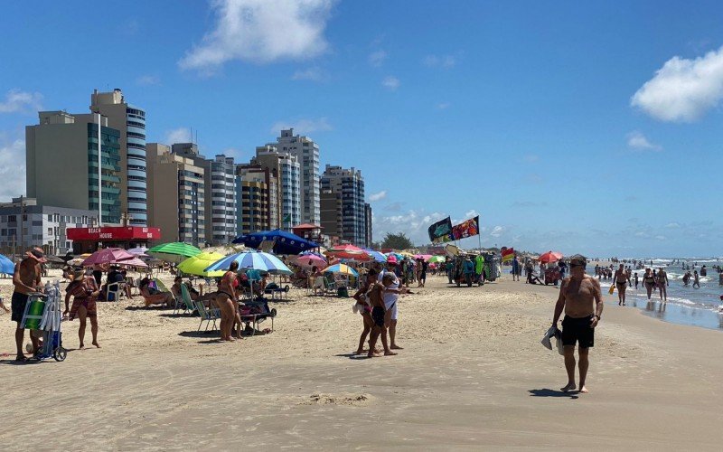 Veranistas aproveitam vÃ©spera do feriado de navegantes no litoral 