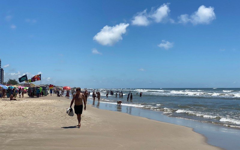 Veranistas aproveitam vÃ©spera do feriado de navegantes no litoral 