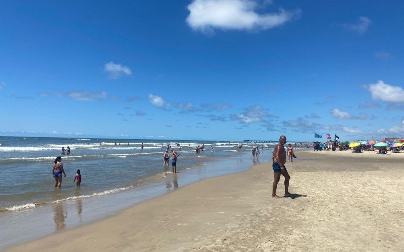 Veranistas aproveitam vÃ©spera do feriado de navegantes no litoral 