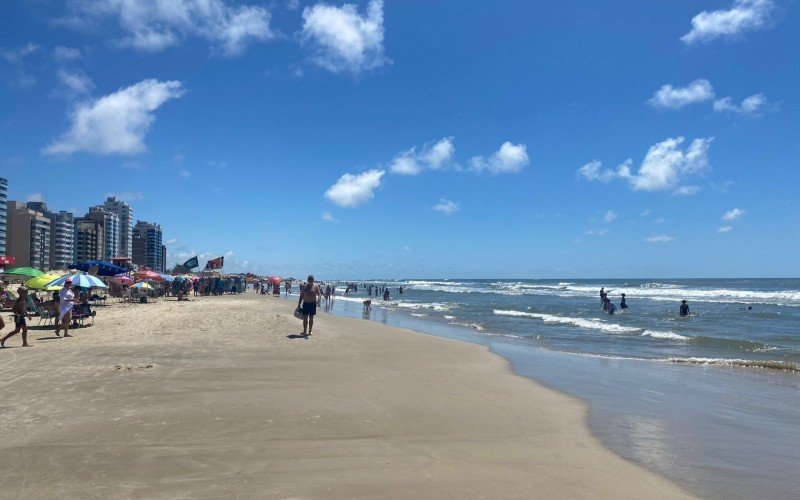 Veranistas aproveitam vÃ©spera do feriado de navegantes no litoral 