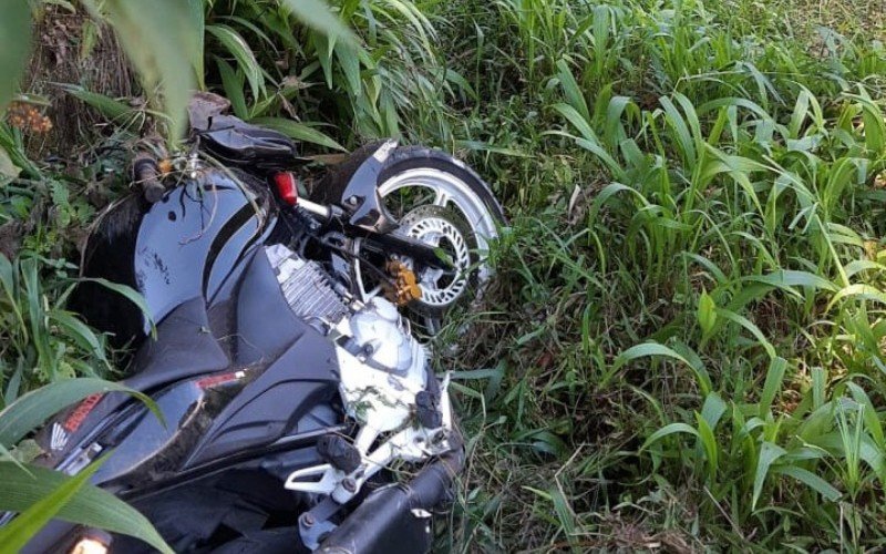 Motociclista morreu no local do acidente, na RS-115, na tarde desta sexta-feira
