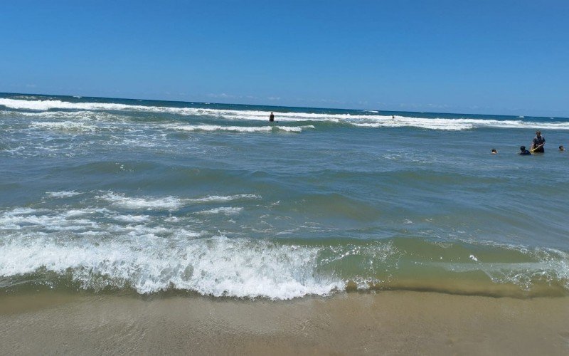 Veranistas registram mar cristalino pelo segundo dia consecutivo no litoral norte