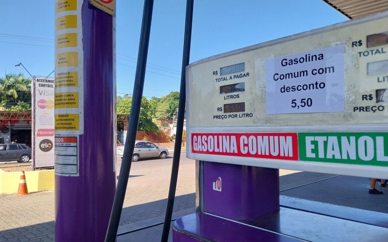 No bairro Canudos, gasolina comum estÃ¡ R$ 5,50 com desconto