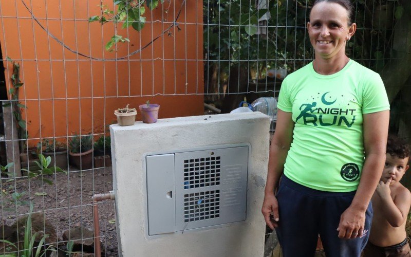Fabiana mostra os relÃ³gios instalados pela Prefeitura e Corsan