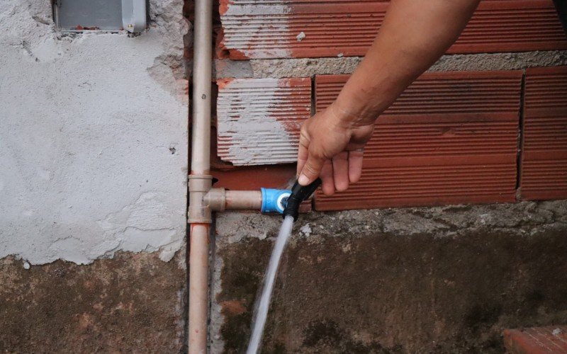 Água potável saindo pela torneira | abc+