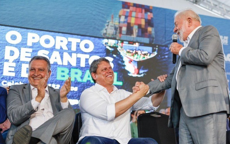 Presidente Lula e o governador de São Paulo, Tarcísio de Freitas, no anúncio da obra do túnel entre Santos e Guarujá | abc+