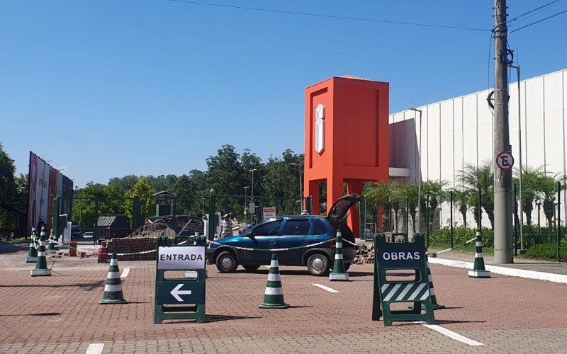 Cancelas estão sendo instaladas no acesso ao estacionamento do I Fashion Outlet | abc+