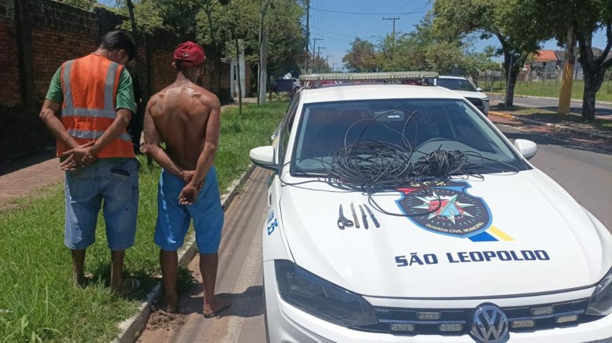 GCM São Leopoldo prende homens que tentavam furtar fiação pública