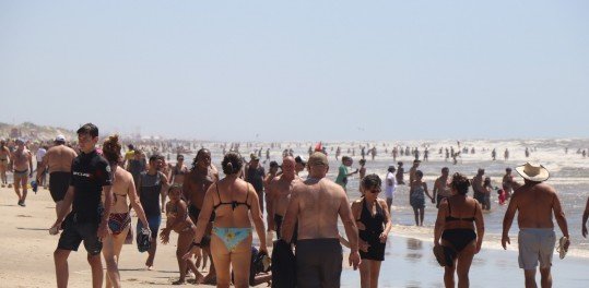 SÃ¡bado de praia lotada em TramandaÃ­