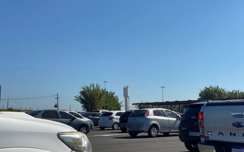 Motoristas enfrentam fila na BR 290, no pedágio de Gravataí | abc+