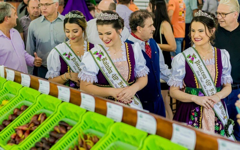 As princesas Jamille Albarello e Andriele Cruz, e a rainha da festa Fran Herrmann