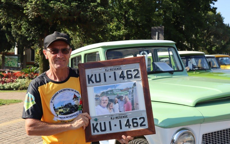 Gringo mostra foto com amigos que venderam para ele sua Rural Willys | abc+