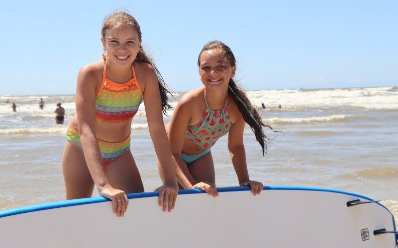 as amigas Larissa Danetti (esquerda), 10, e Liah Marchi, 10, participaram de aula de Surf em TramandaÃ­