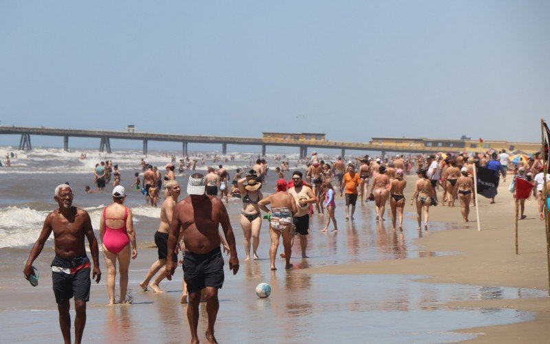 SÃ¡bado de praia lotada em TramandaÃ­