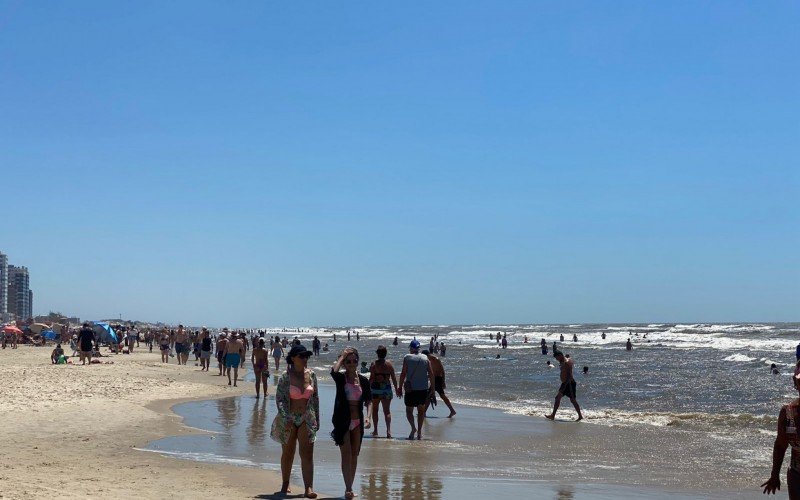 Durante sábado, a previsão é que a temperatura chegue aos 30ºC no litoral norte praia verão calor sol mar água banhistas  | abc+