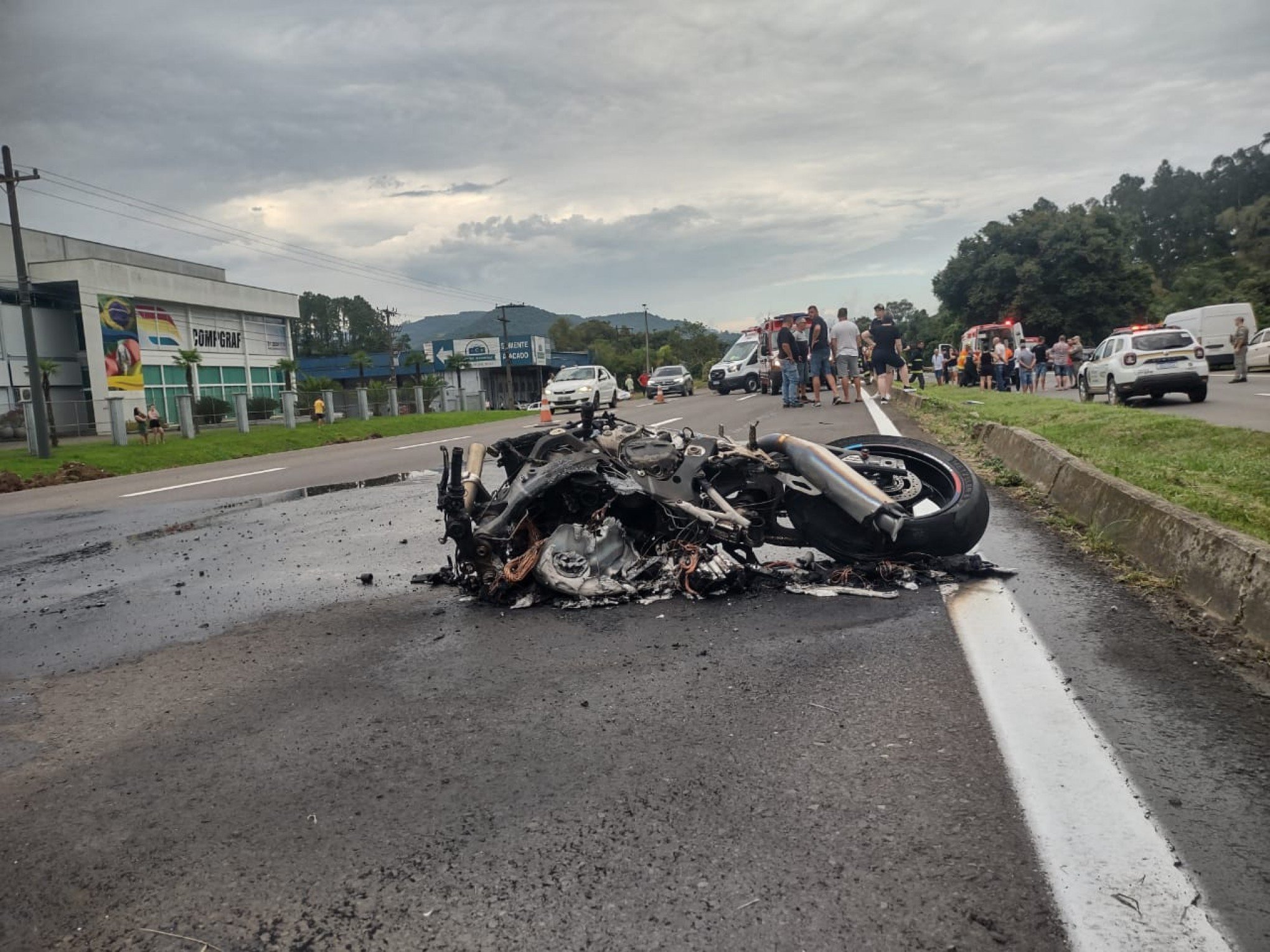 ACIDENTE DE TRÂNSITO: Motociclista morre após colidir com carro e moto pegar fogo na RS-122