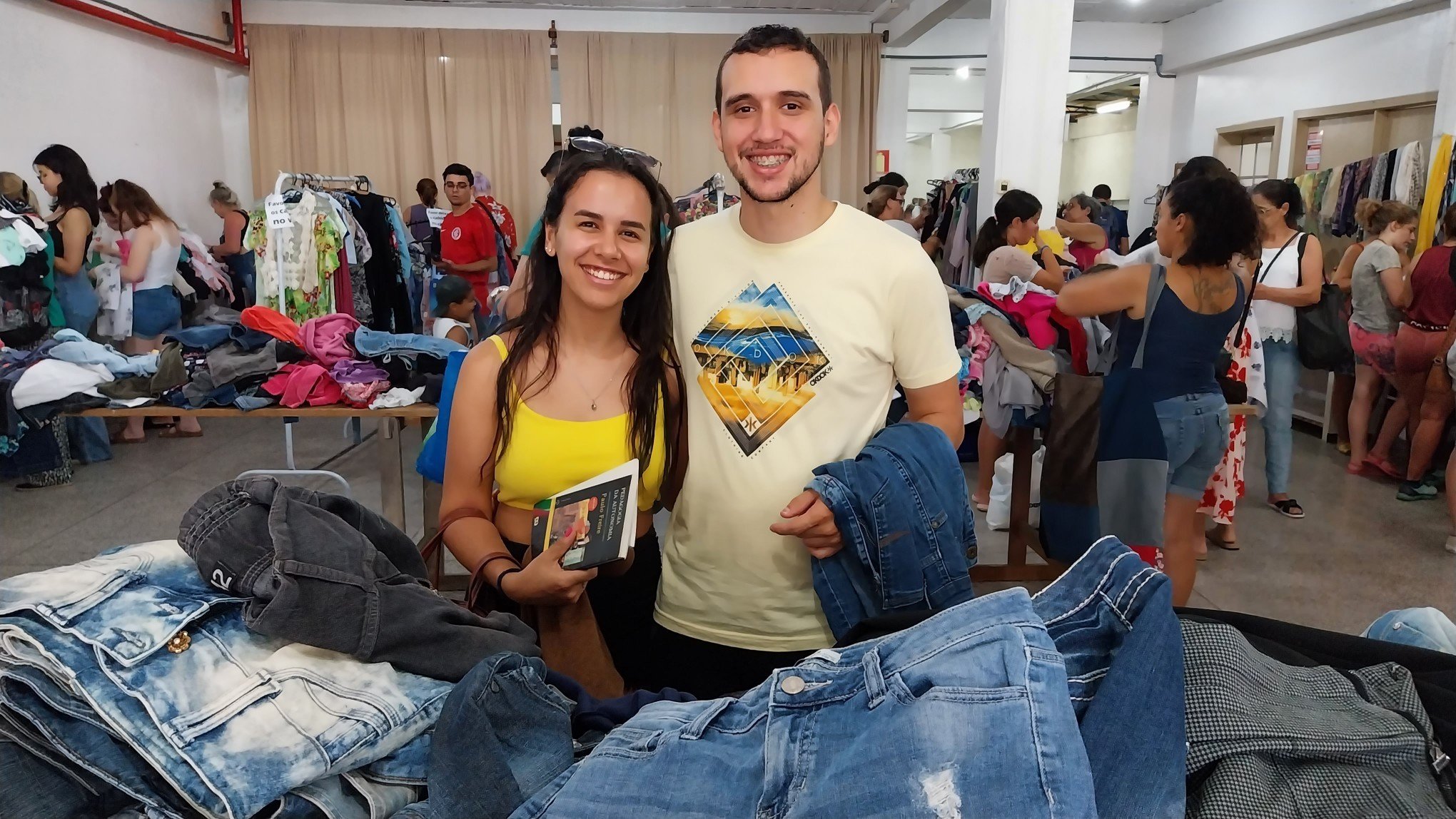 O técnico em automação, Gabriel Pedroso, 23 anos, morador de São Leopoldo. Acompanhado da namorada, a química Carolaine Gomes, 24, de Campo Bom,  que comprou livros, ele separou bermudas. | abc+