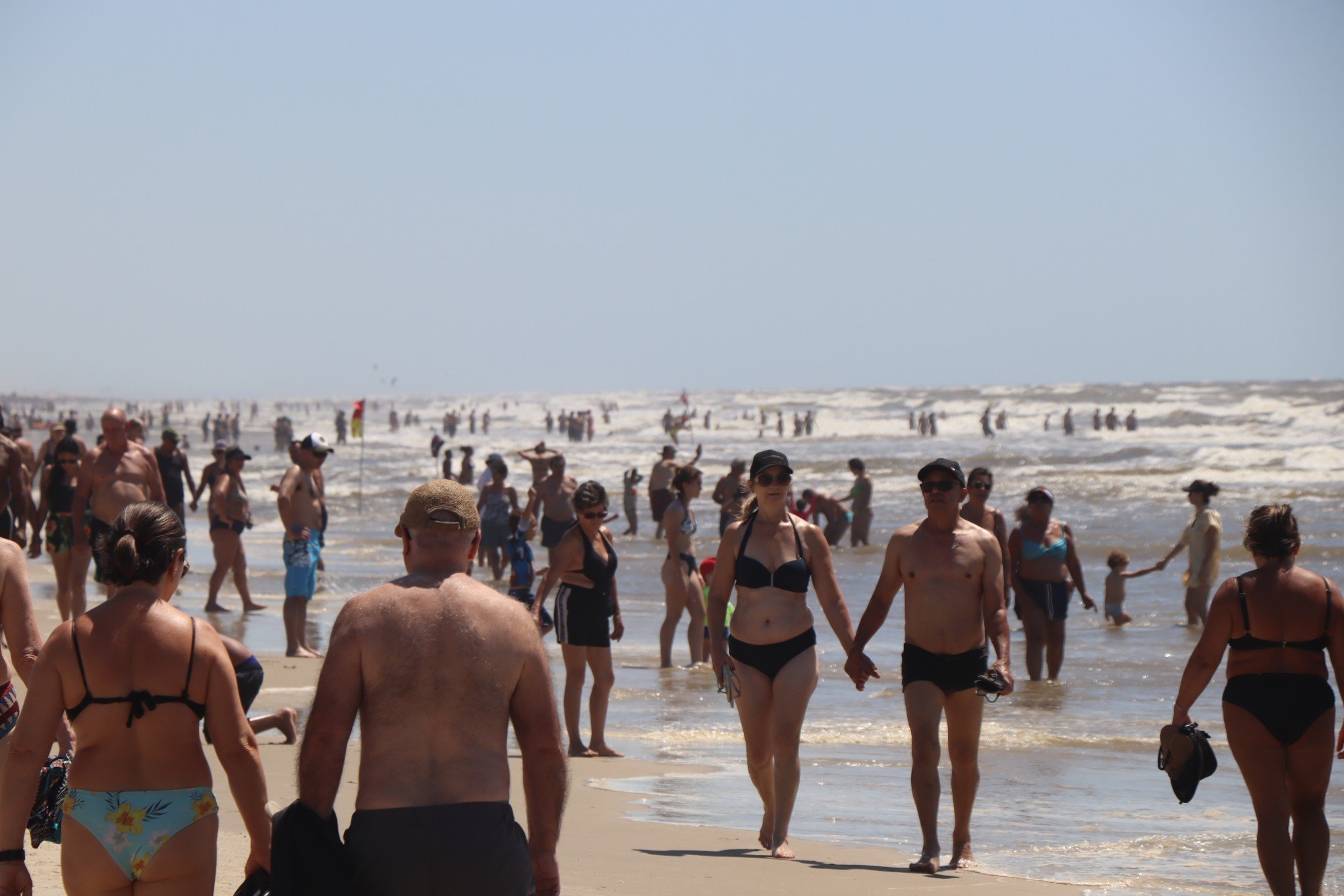 Praia lotada e calor marcam o primeiro sábado de fevereiro no litoral norte