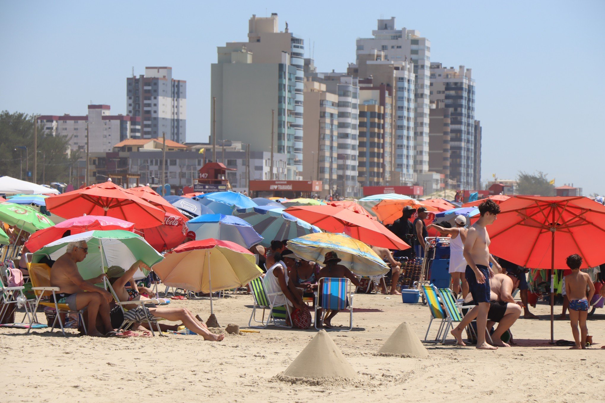 Alta do dólar e enchentes impactam aluguéis no litoral norte; veja preço médio após aumento na demanda