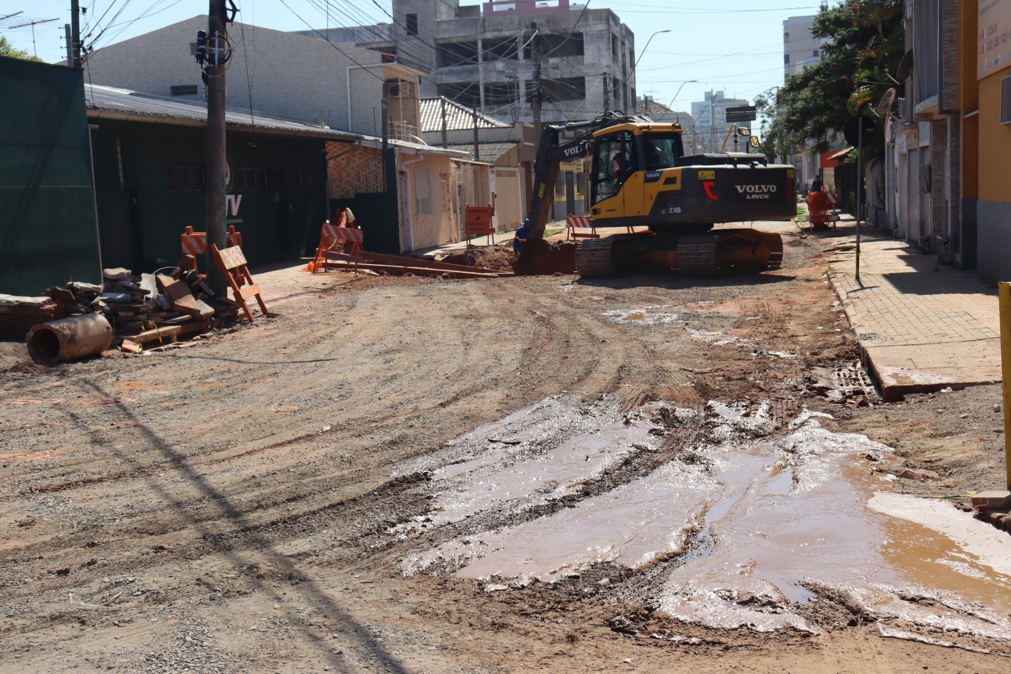 Obra do Semae na Rua Brasil - altura da esquina com a lateral da BR, onde trabalhadores atuaram sÃ¡bado