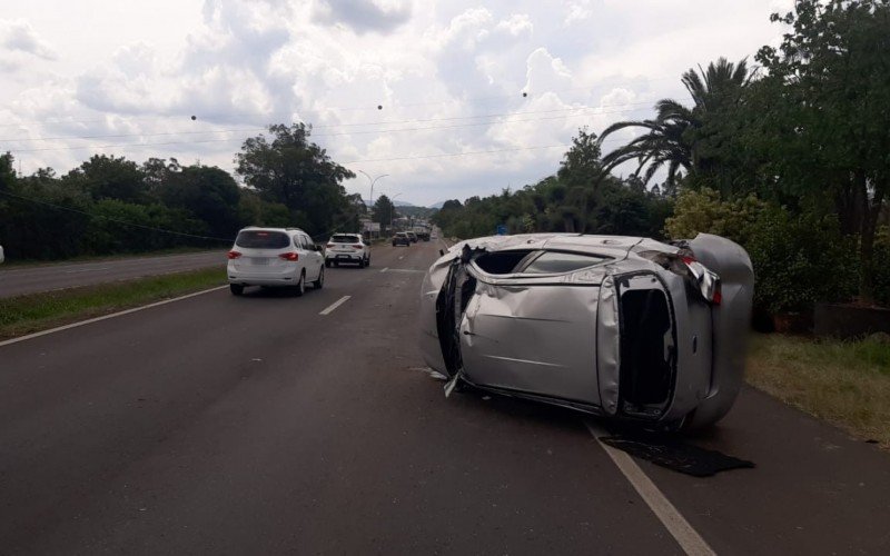 RS-239: Jovem fica ferido apÃ³s carro capotar em ParobÃ©