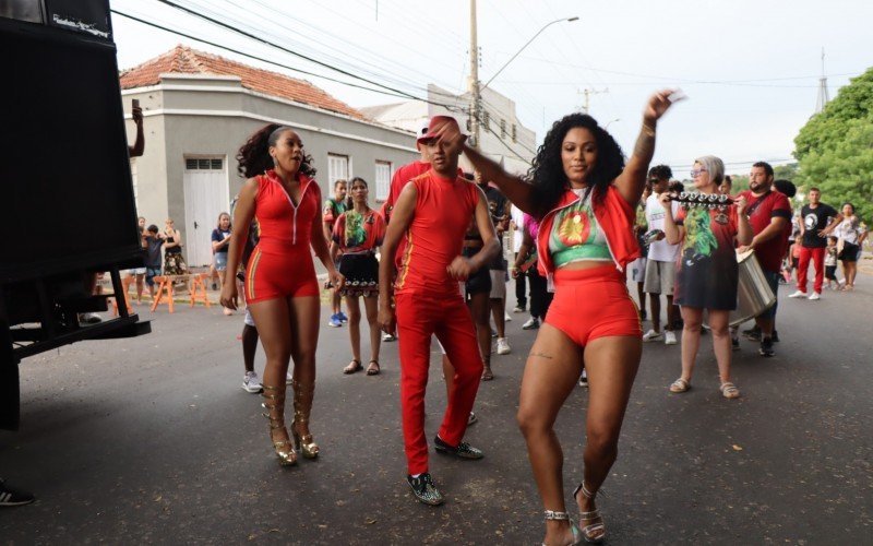 Madrinha da bateria da Cruzeiro e passistas dÃ£o show na muamba durante o Primavera Folia