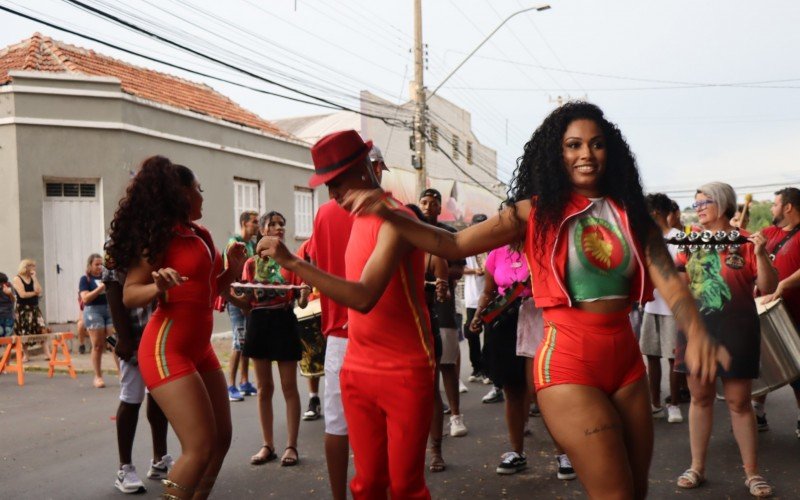 Madrinha da bateria da Cruzeiro e passistas dÃ£o show na muamba durante o Primavera Folia