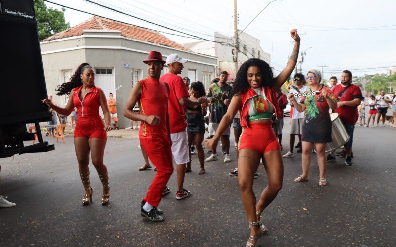 Madrinha da bateria da Cruzeiro e passistas dÃ£o show na muamba durante o Primavera Folia