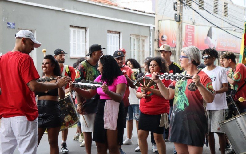 Bateria da Cruzeiro do Sul durante a muamba deste domingo no Primavera Folia