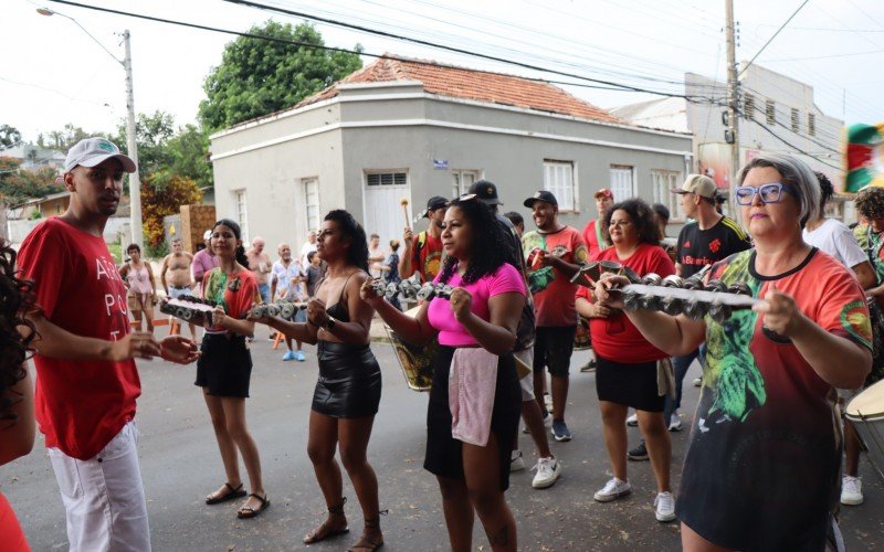 Bateria da Cruzeiro do Sul durante a muamba deste domingo no Primavera Folia